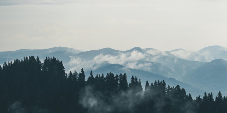 Immagine descrittiva con nuvole di fumo in alta montagna